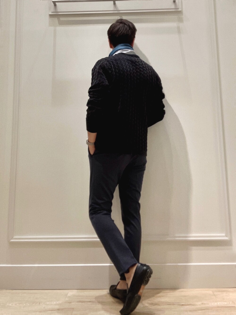 ブラック系のニット/セーター、ブルー系のその他パンツ、ブルー系のマフラーを着用したメンズの冬コーディネートの4枚目の写真