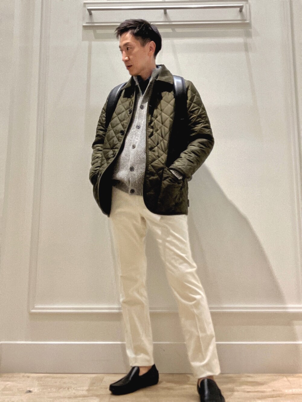 グリーン系のブルゾン、グレー系のカーディガン/ボレロ、ブルー系のシャツ/ブラウスを着用したメンズの秋コーディネートの2枚目の写真