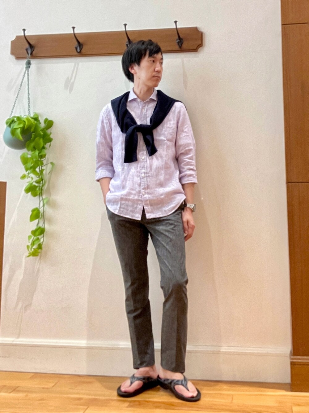 ブルー系のカーディガン/ボレロ、パープル系のシャツ/ブラウス、グレー系のその他パンツを着用したメンズの春コーディネートの8枚目の写真