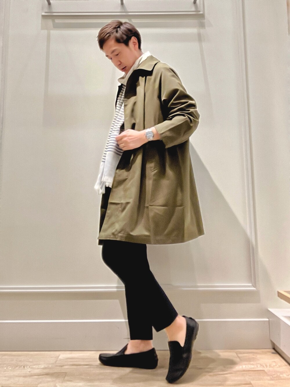 グリーン系のステンカラーコート、ブルー系のシャツ/ブラウス、ブルー系のその他パンツを着用したメンズの冬コーディネートの3枚目の写真