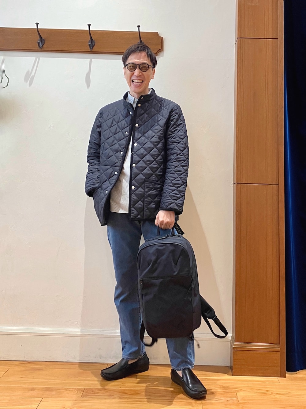 グレー系のシャツ/ブラウス、ブルー系のブルゾン、ブラック系のバックパック/リュックを着用したメンズの秋コーディネートの2枚目の写真