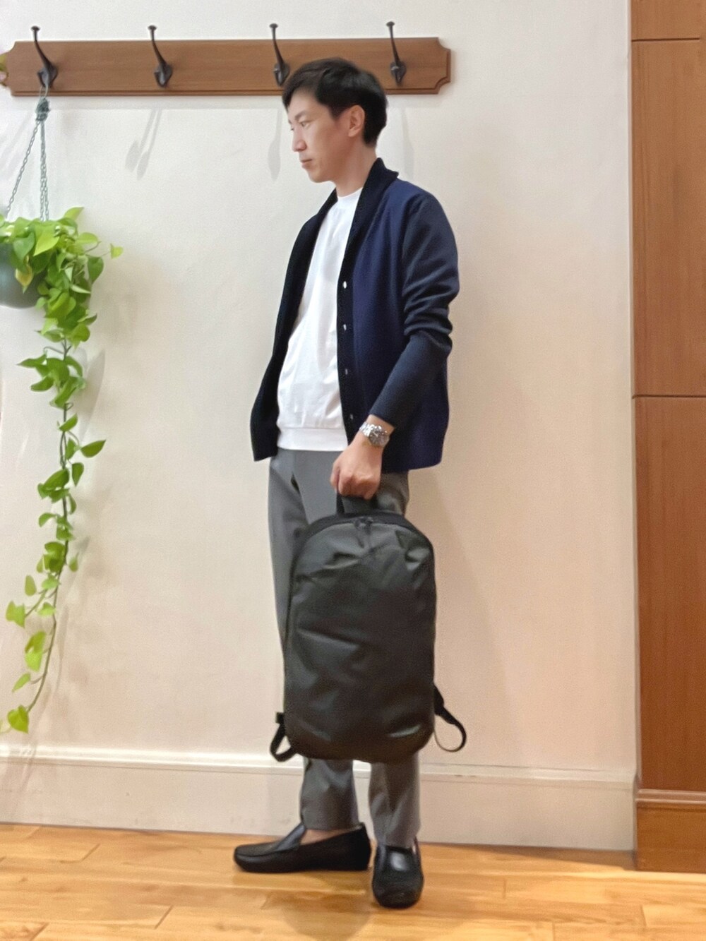 ブルー系のカーディガン/ボレロ、ホワイト系のTシャツ/カットソー、ブラック系のバックパック/リュックを着用したメンズの秋コーディネートの3枚目の写真