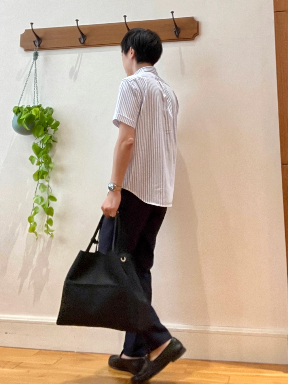 ホワイト系のシャツ/ブラウス、ブラック系のトートバッグ、ブルー系のその他パンツを着用したメンズの春コーディネートの4枚目の写真