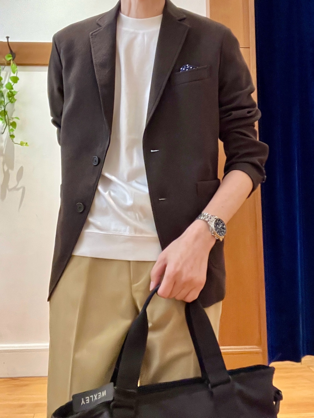 ブラウン系のテーラードジャケット、ホワイト系のTシャツ/カットソー、ベージュ系のチノパンツを着用したメンズの夏コーディネートの7枚目の写真