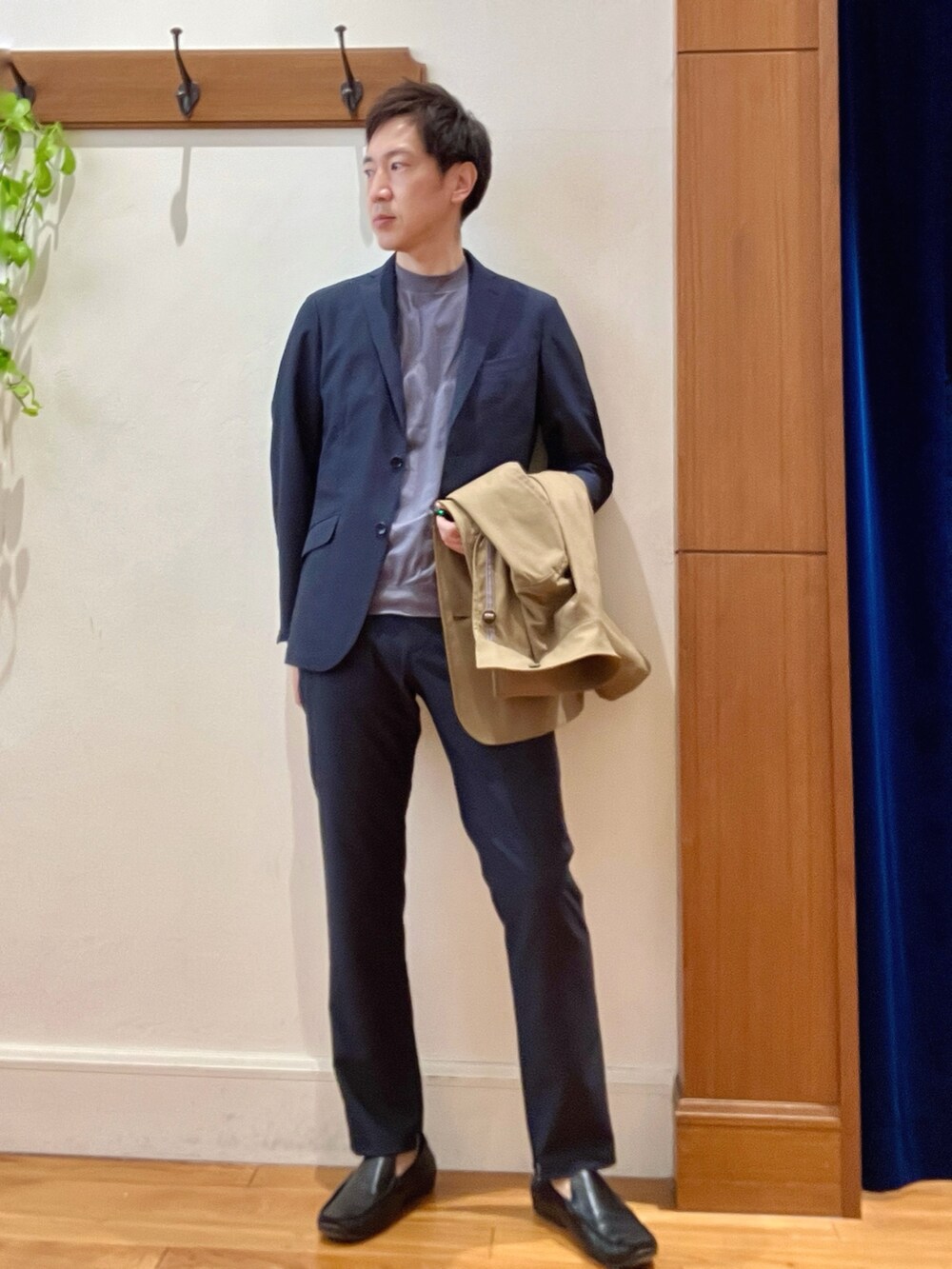 ベージュ系のブルゾン、ブルー系のテーラードジャケット、グレー系のTシャツ/カットソーを着用したメンズの春コーディネートの8枚目の写真