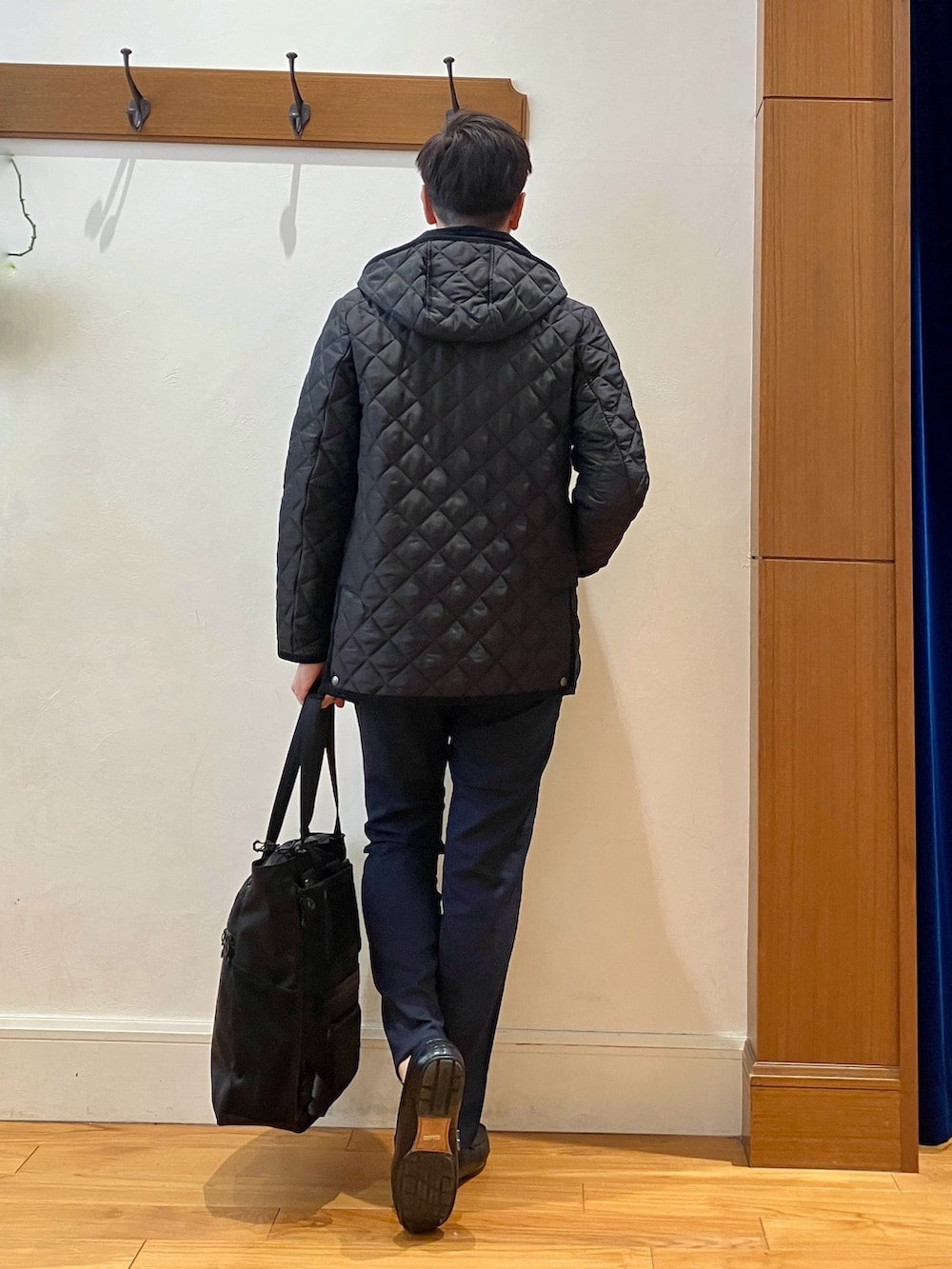ブルー系のその他パンツ、ブルー系のテーラードジャケット、ブラック系のブルゾンを着用したメンズの秋コーディネートの5枚目の写真