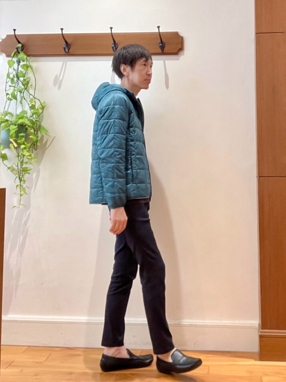 グリーン系のダウンジャケット/コート、ブラウン系のカーディガン/ボレロ、グレー系のTシャツ/カットソーを着用したメンズの秋コーディネートの6枚目の写真