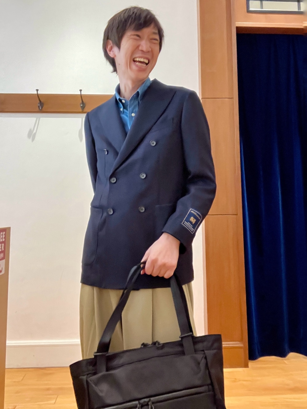 ブルー系のテーラードジャケット、ブラック系のトートバッグを着用したメンズの春コーディネートの10枚目の写真