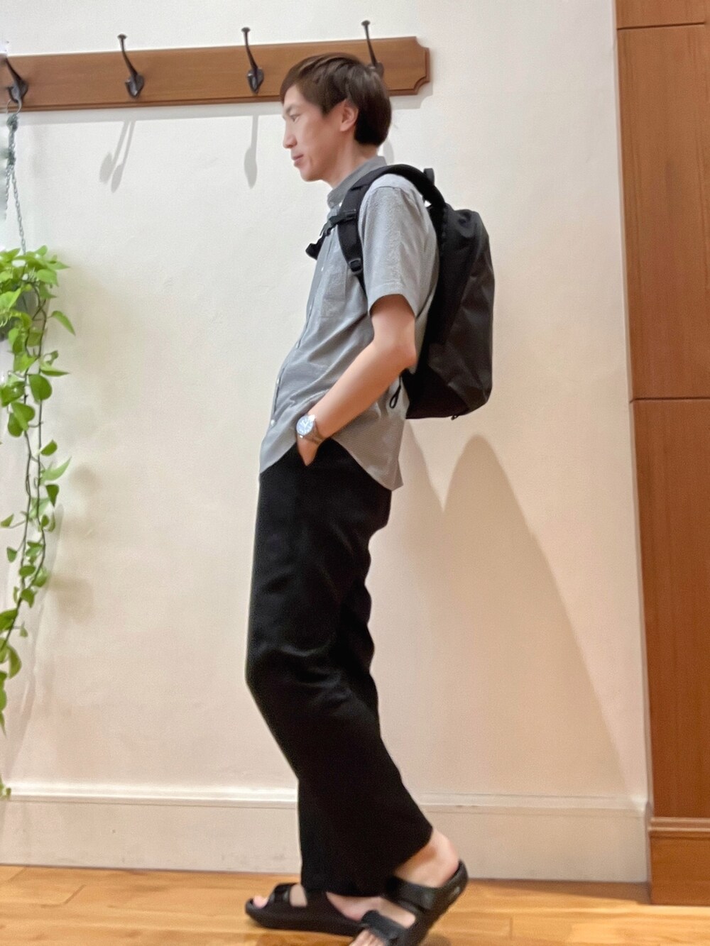 ブラック系のサンダル、グレー系のバックパック/リュック、ブラック系のその他パンツを着用したメンズの春コーディネートの4枚目の写真