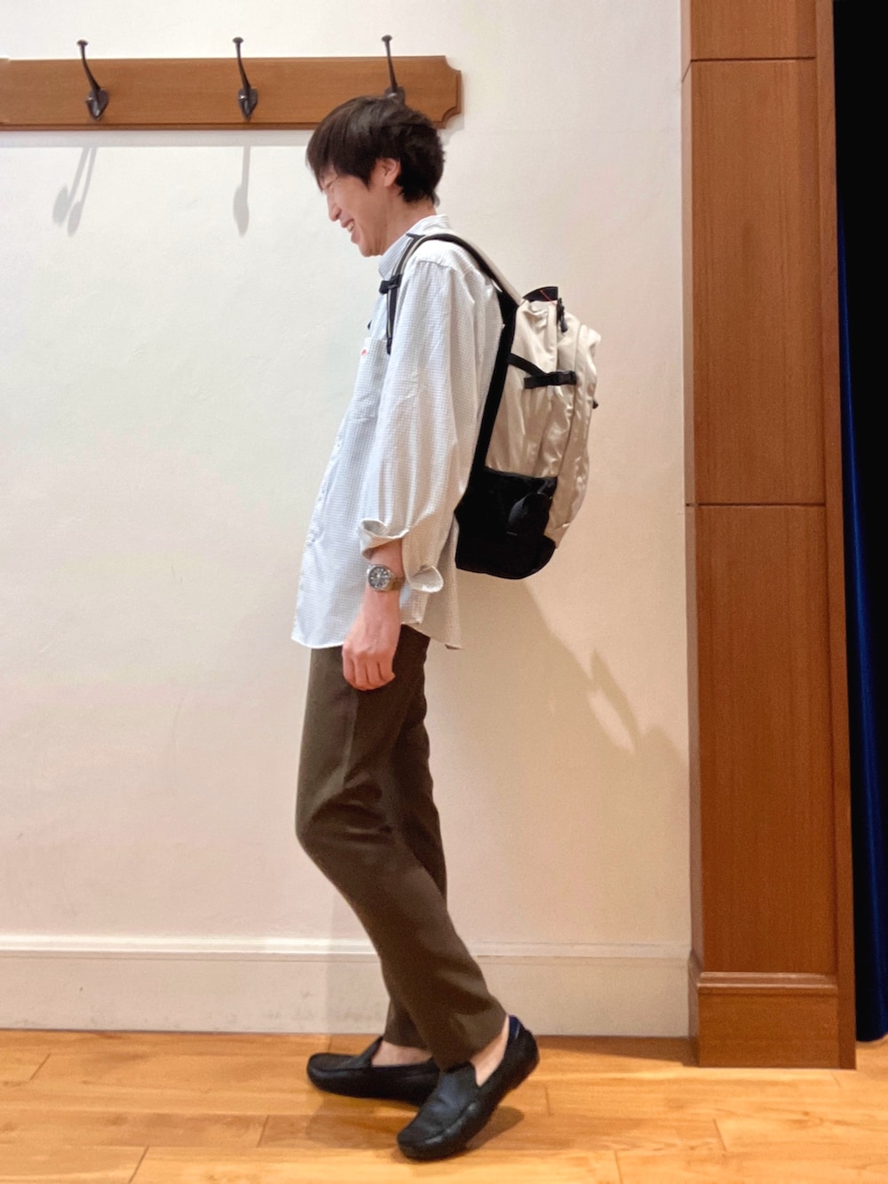 ホワイト系のシャツ/ブラウス、ベージュ系のバックパック/リュック、ブラウン系のその他パンツを着用したメンズの春コーディネートの4枚目の写真