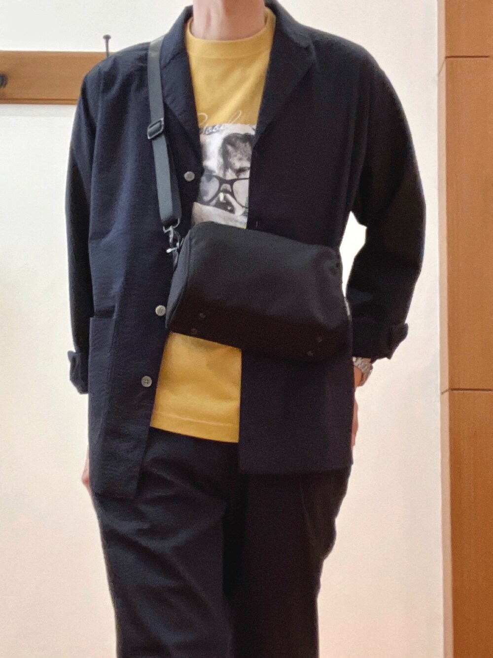 ブルー系のシャツ/ブラウス、ブルー系のその他パンツ、イエロー系のTシャツ/カットソーを着用したメンズの春コーディネートの7枚目の写真