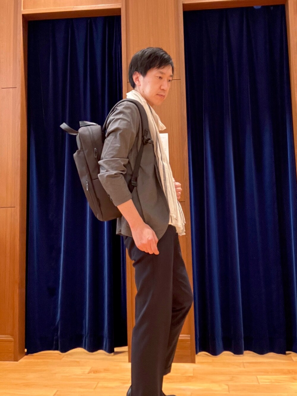 グレー系のノーカラージャケット、ホワイト系のTシャツ/カットソー、ブラック系のバックパック/リュックを着用したメンズの春コーディネートの7枚目の写真