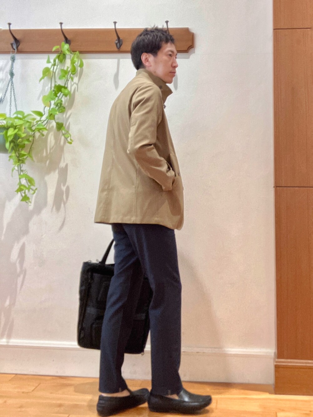 ベージュ系のブルゾン、ブルー系のテーラードジャケット、グレー系のTシャツ/カットソーを着用したメンズの春コーディネートの6枚目の写真