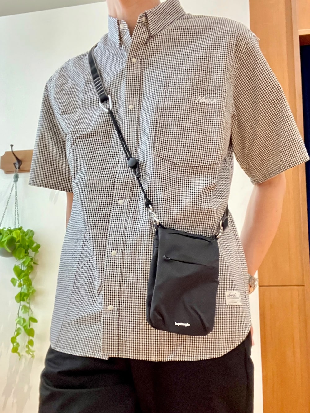 ブラック系のシャツ/ブラウス、ブラック系のショルダーバッグ、ブラック系のサンダルを着用したメンズの春コーディネートの8枚目の写真