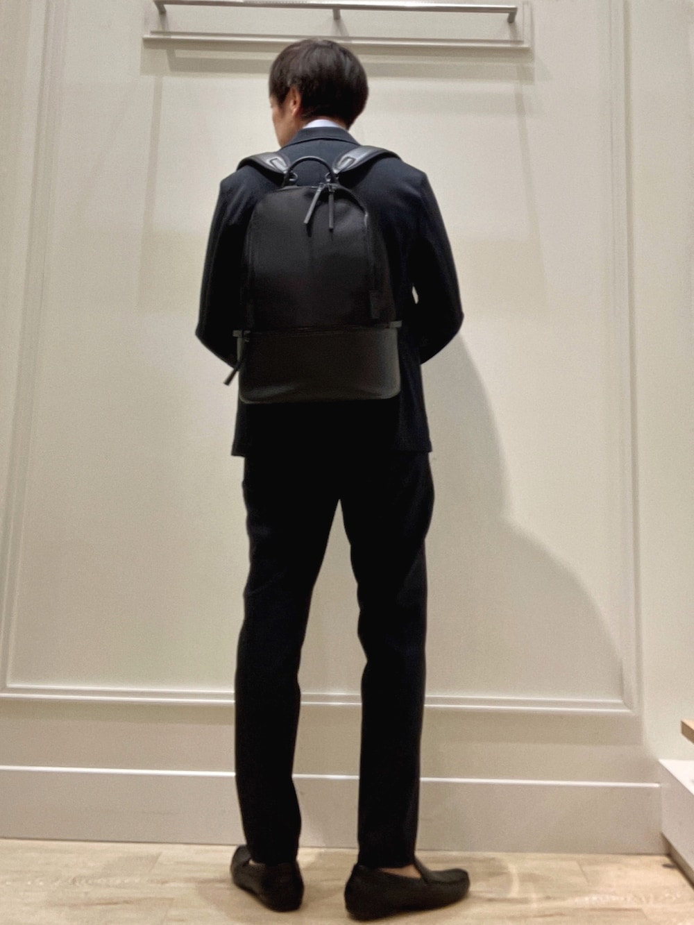 ブルー系のシャツ/ブラウス、ブルー系のテーラードジャケット、ブラック系のダウンベストを着用したメンズの秋コーディネートの6枚目の写真