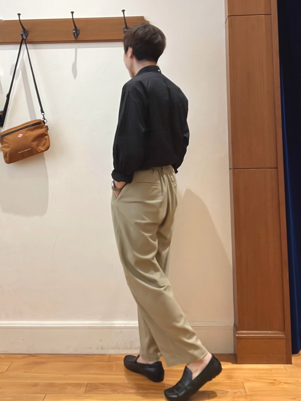 ブラック系のシャツ/ブラウス、ブラック系のTシャツ/カットソー、オレンジ系のショルダーバッグを着用したメンズの夏コーディネートの9枚目の写真