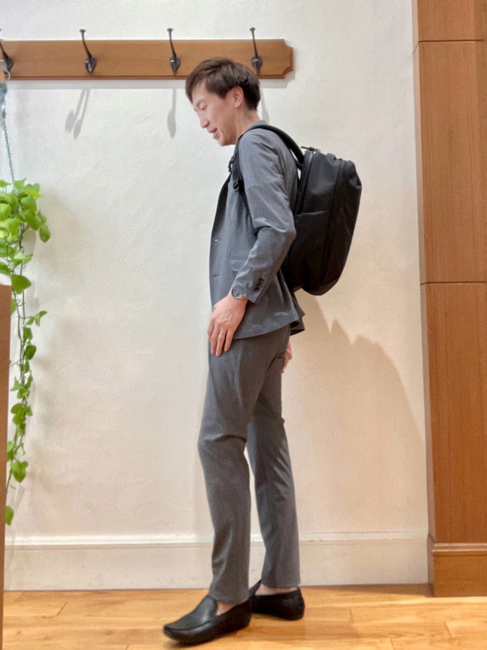 グレー系のテーラードジャケット、グレー系のTシャツ/カットソー、グレー系のその他パンツを着用したメンズの夏コーディネートの3枚目の写真