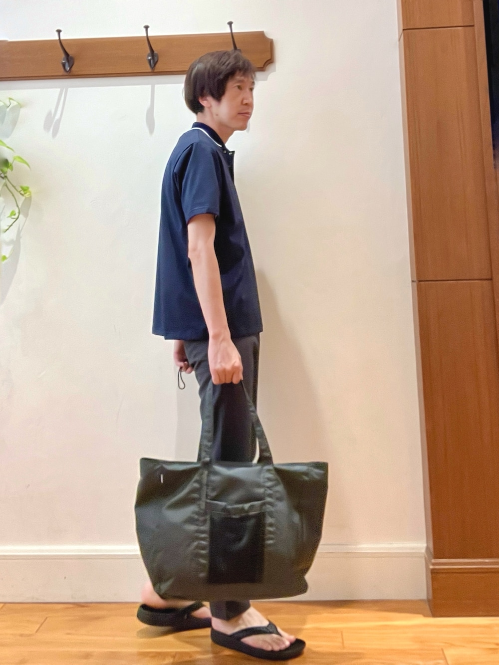 グレー系のトートバッグ、グレー系のその他パンツ、ブラック系のサンダルを着用したメンズの夏コーディネートの7枚目の写真