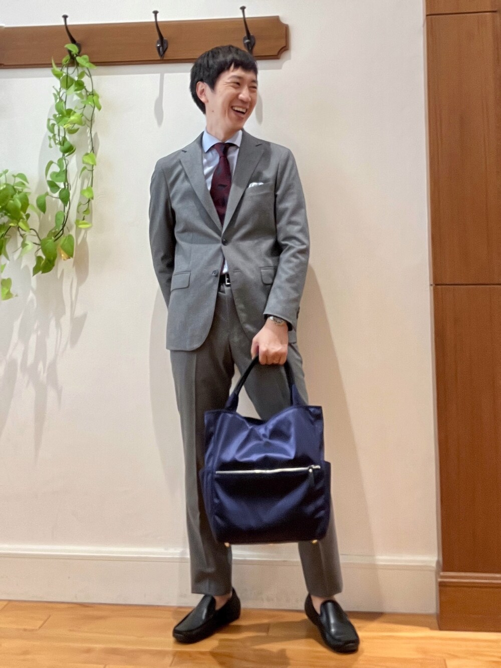 グレー系のその他パンツ、グレー系のテーラードジャケット、ブルー系のビジネスシャツを着用したメンズの秋コーディネートの8枚目の写真