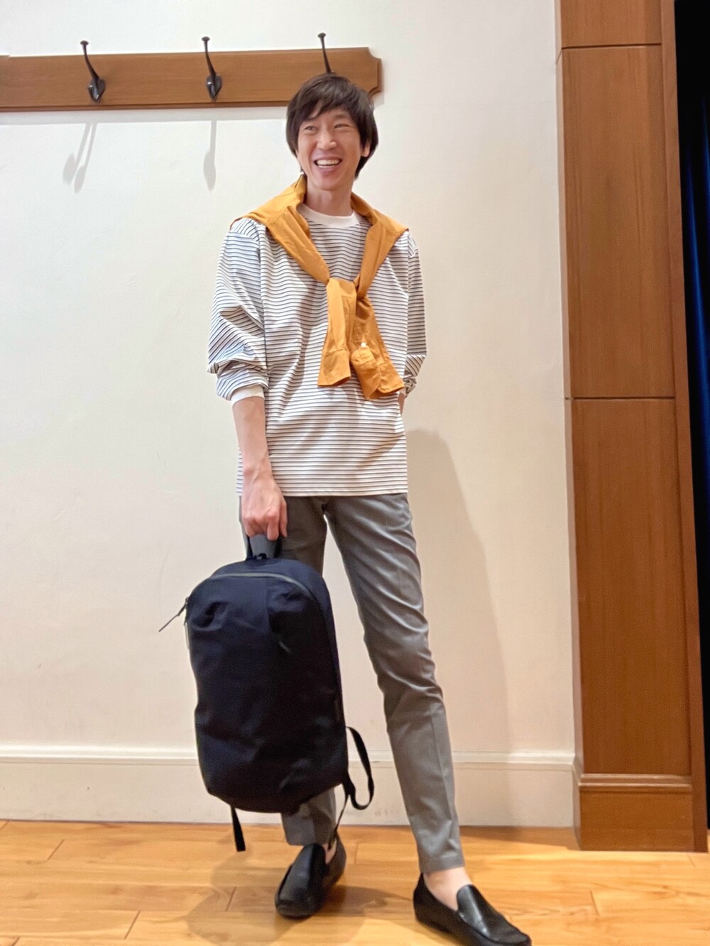 オレンジ系のシャツ/ブラウス、ホワイト系のTシャツ/カットソー、グレー系のその他パンツを着用したメンズの春コーディネートの7枚目の写真