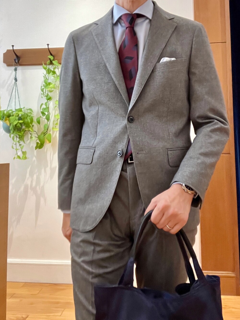 グレー系のその他パンツ、グレー系のテーラードジャケット、ブルー系のビジネスシャツを着用したメンズの秋コーディネートの9枚目の写真