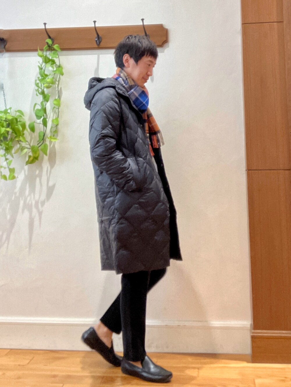 ブラック系のダウンジャケット/コート、グレー系のニット/セーター、ブラック系のその他パンツを着用したメンズの秋コーディネートの5枚目の写真