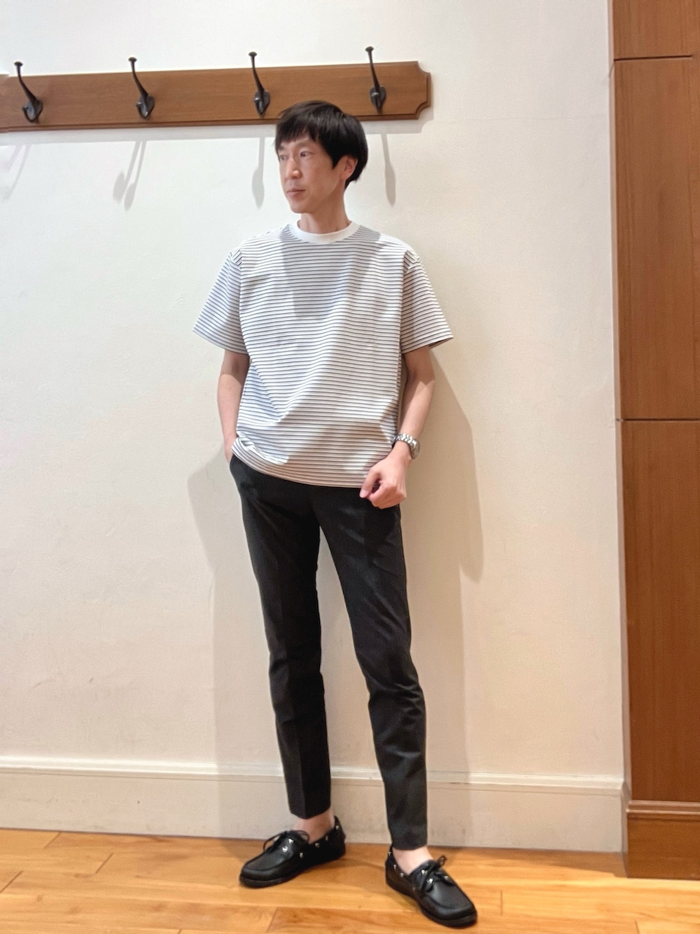 ブルー系のシャツ/ブラウス、ホワイト系のTシャツ/カットソー、グレー系のその他パンツを着用したメンズの春コーディネートの8枚目の写真