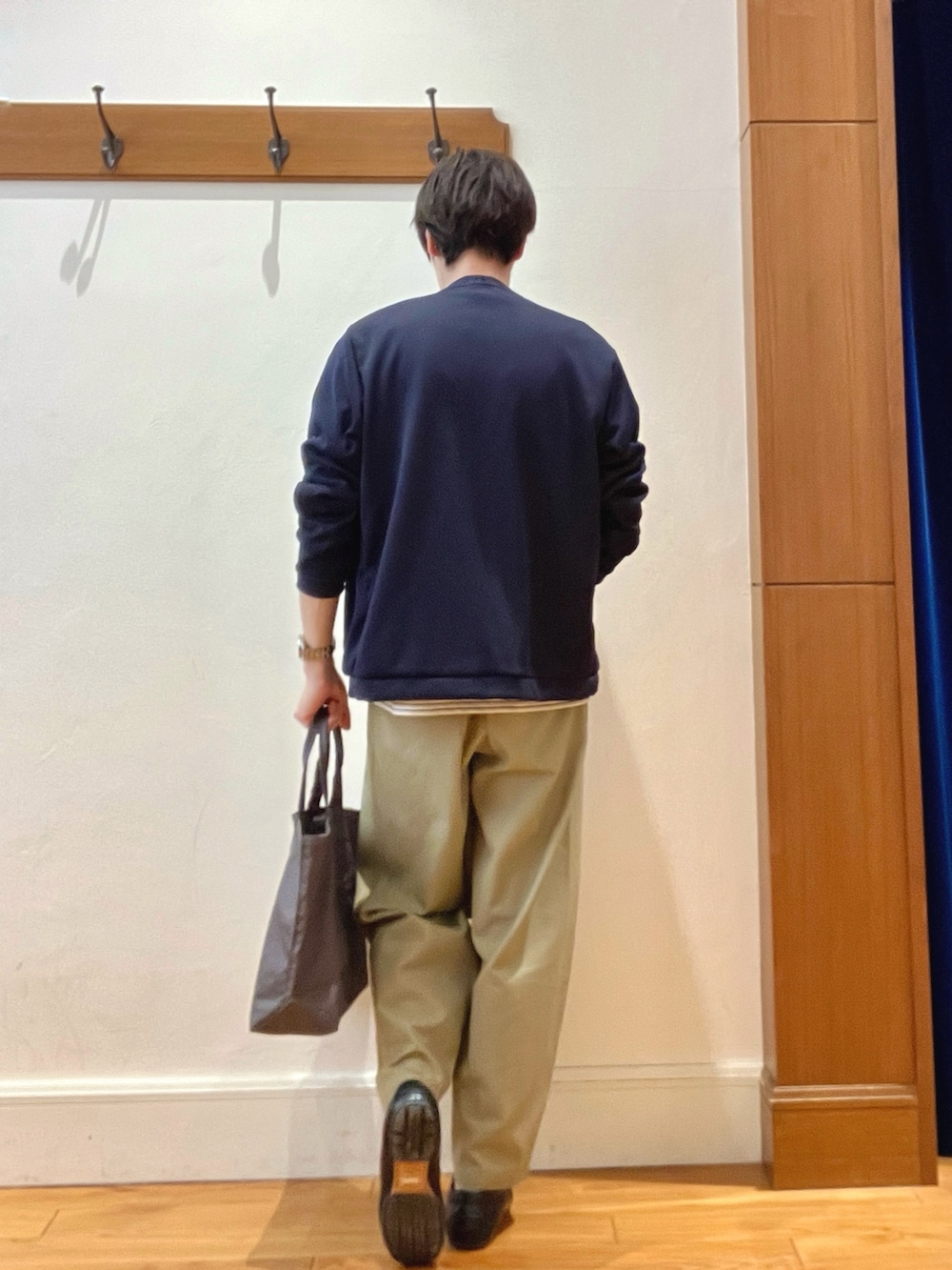 ホワイト系のTシャツ/カットソー、グレー系のトートバッグを着用したメンズの春コーディネートの4枚目の写真