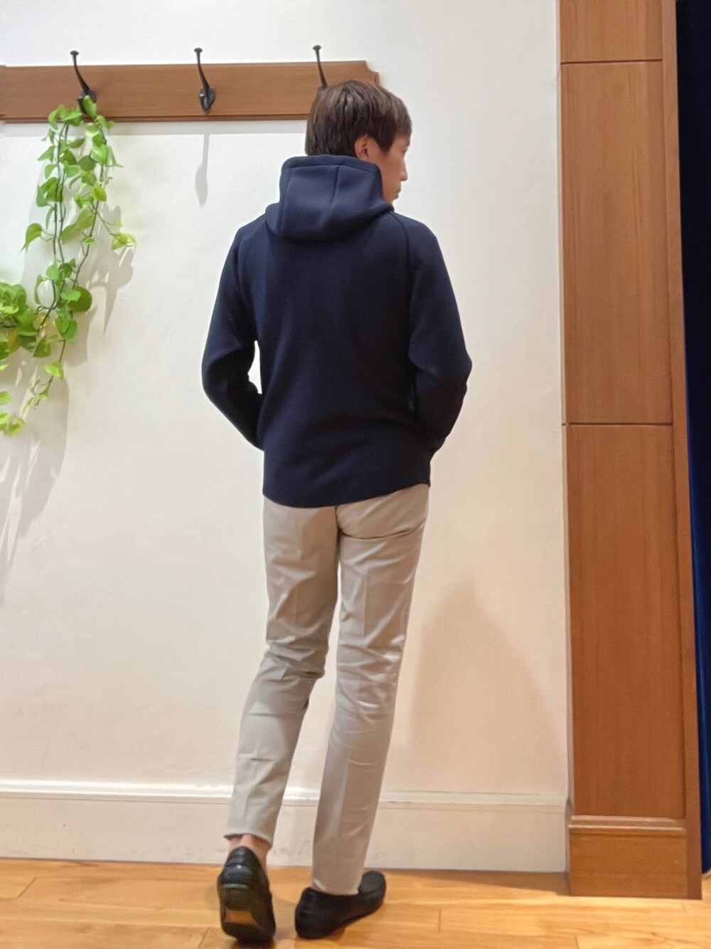 ベージュ系のシャツ/ブラウス、ブルー系のパーカー、グレー系のチノパンツを着用したメンズの秋コーディネートの5枚目の写真