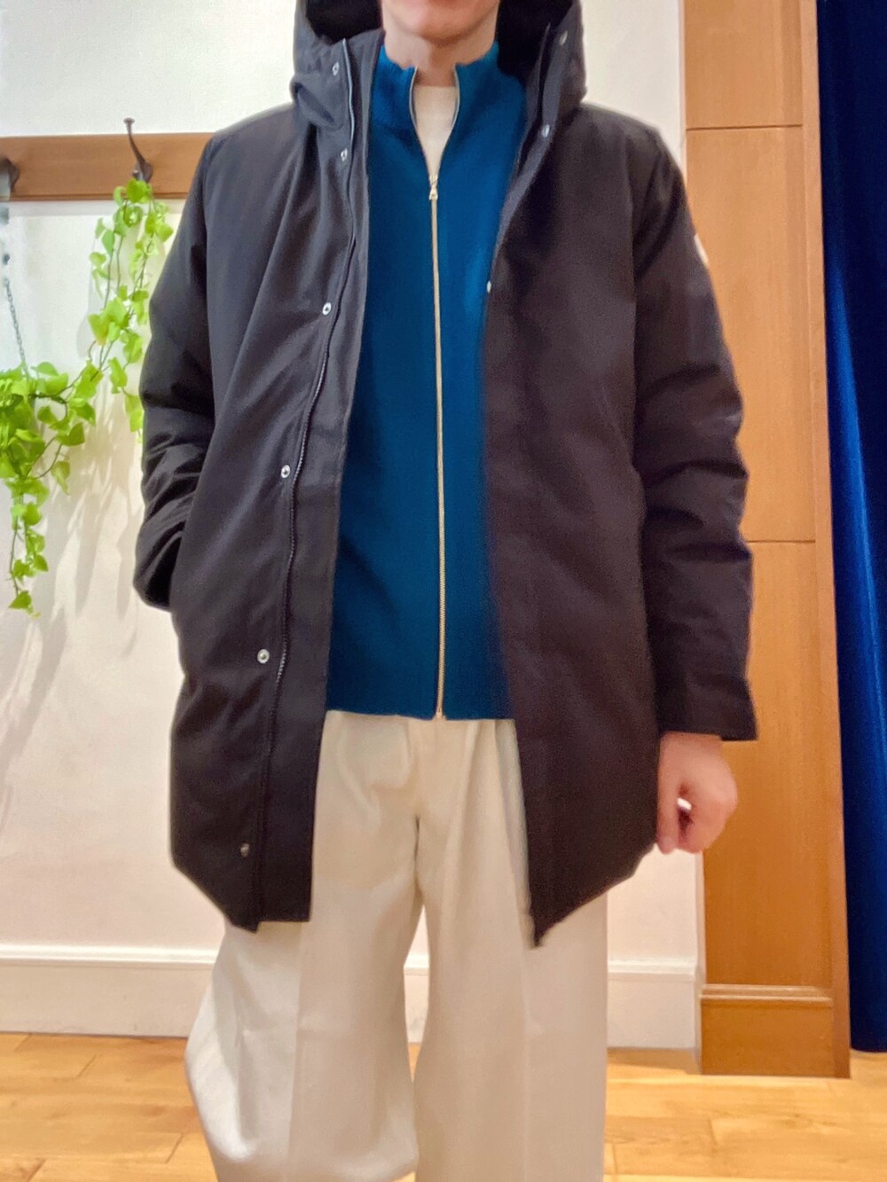 ホワイト系のTシャツ/カットソー、ブラック系のダウンジャケット/コート、ブルー系のカーディガン/ボレロを着用したメンズの冬コーディネートの9枚目の写真