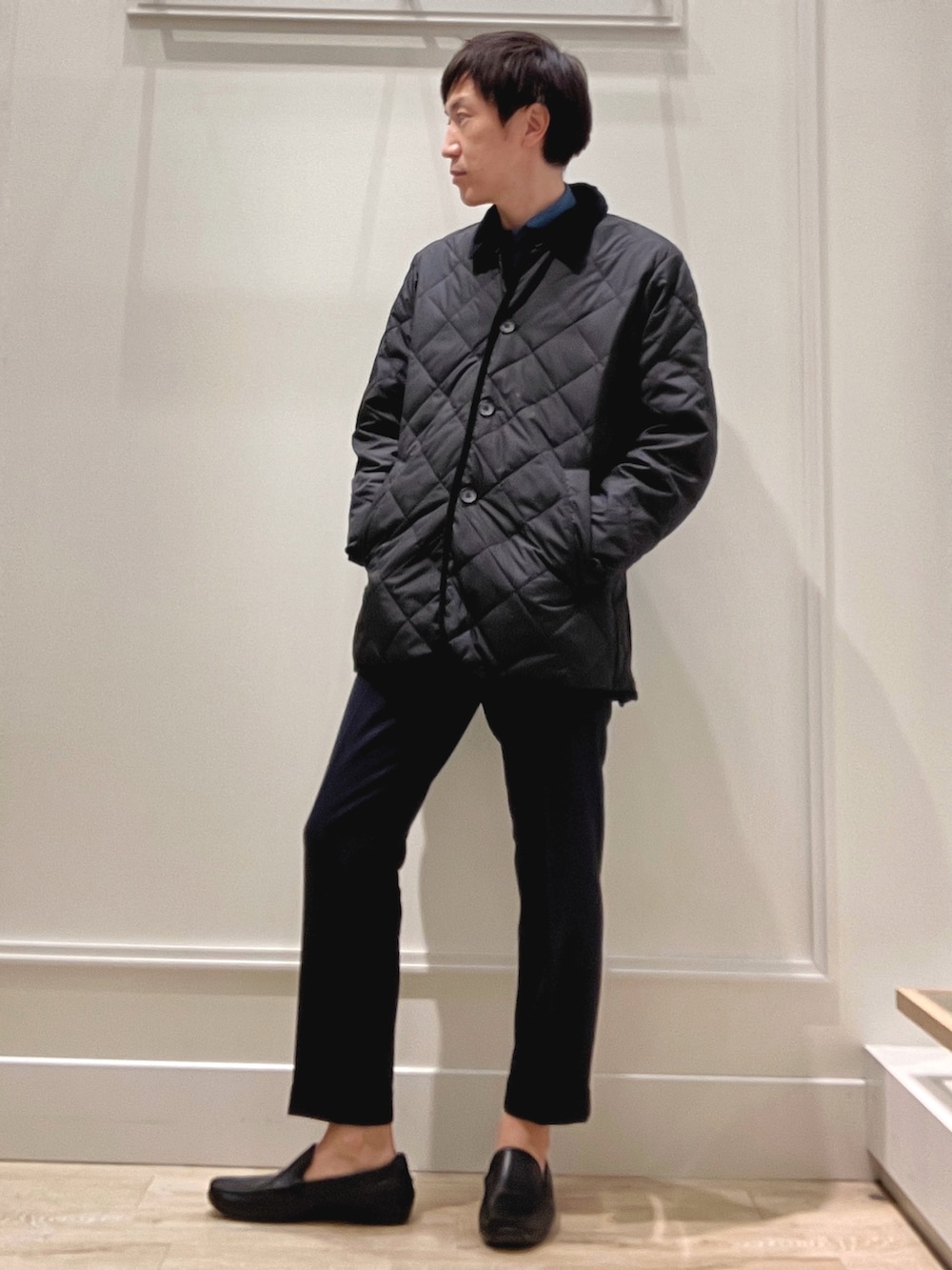 ブラック系のダウンジャケット/コート、ブルー系のシャツ/ブラウスを着用したメンズの秋コーディネートの7枚目の写真