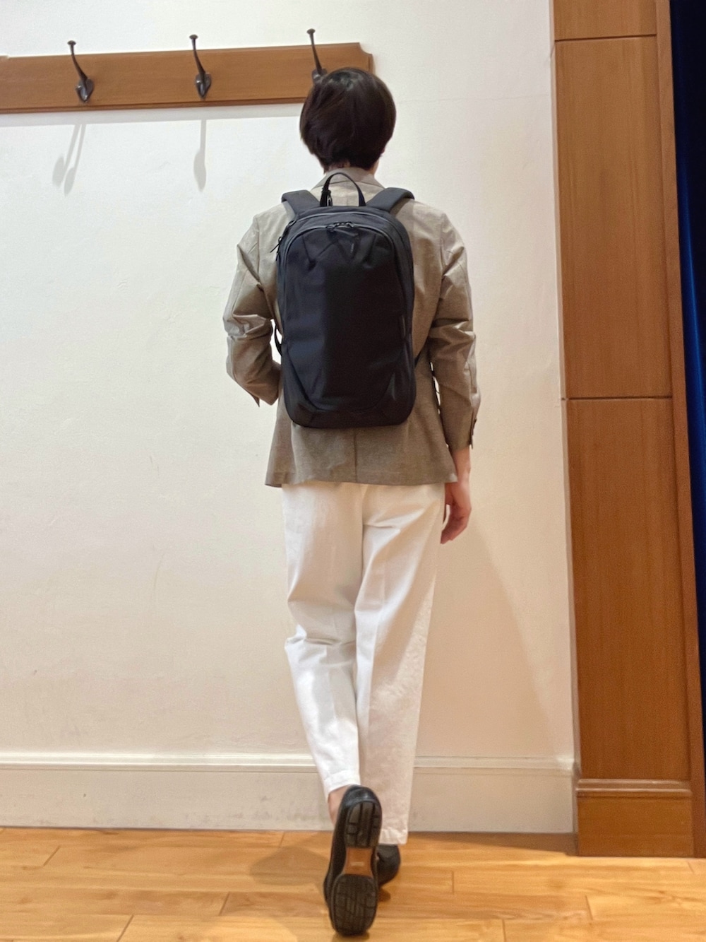 ベージュ系のテーラードジャケット、ブラウン系のTシャツ/カットソー、ホワイト系のデニムパンツを着用したメンズの春コーディネートの6枚目の写真