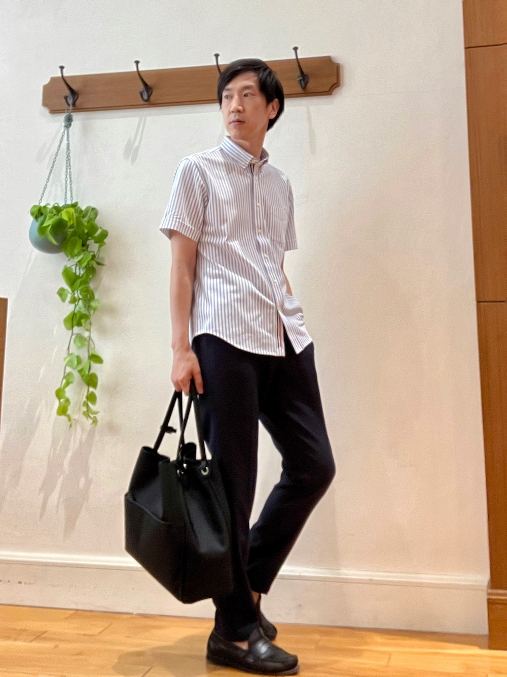 ホワイト系のシャツ/ブラウス、ブラック系のトートバッグ、ブルー系のその他パンツを着用したメンズの春コーディネートの7枚目の写真