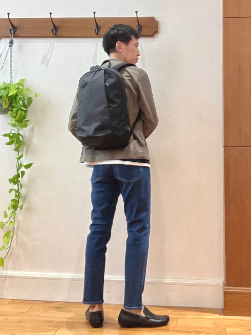 ブラウン系のシャツ/ブラウス、ブルー系のTシャツ/カットソー、ブルー系のデニムパンツを着用したメンズの秋コーディネートの5枚目の写真