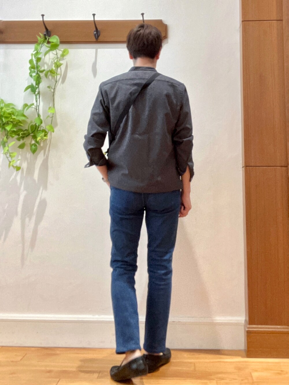 ホワイト系のTシャツ/カットソー、グレー系のブルゾン、イエロー系のショルダーバッグを着用したメンズの夏コーディネートの5枚目の写真