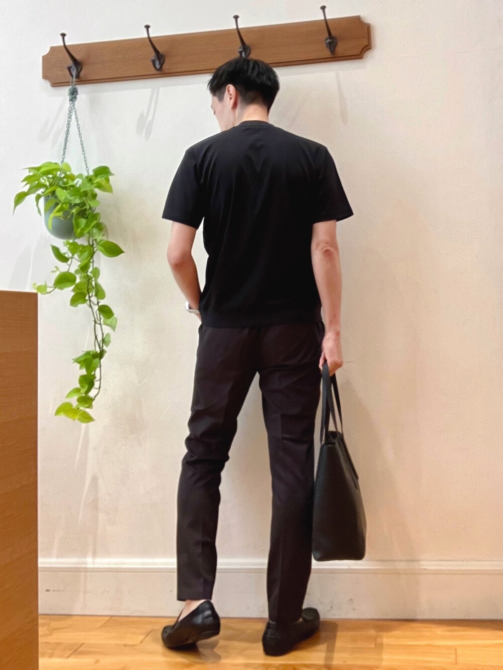 ブラウン系のその他パンツ、ブラック系のTシャツ/カットソー、ブラック系のトートバッグを着用したメンズの夏コーディネートの5枚目の写真