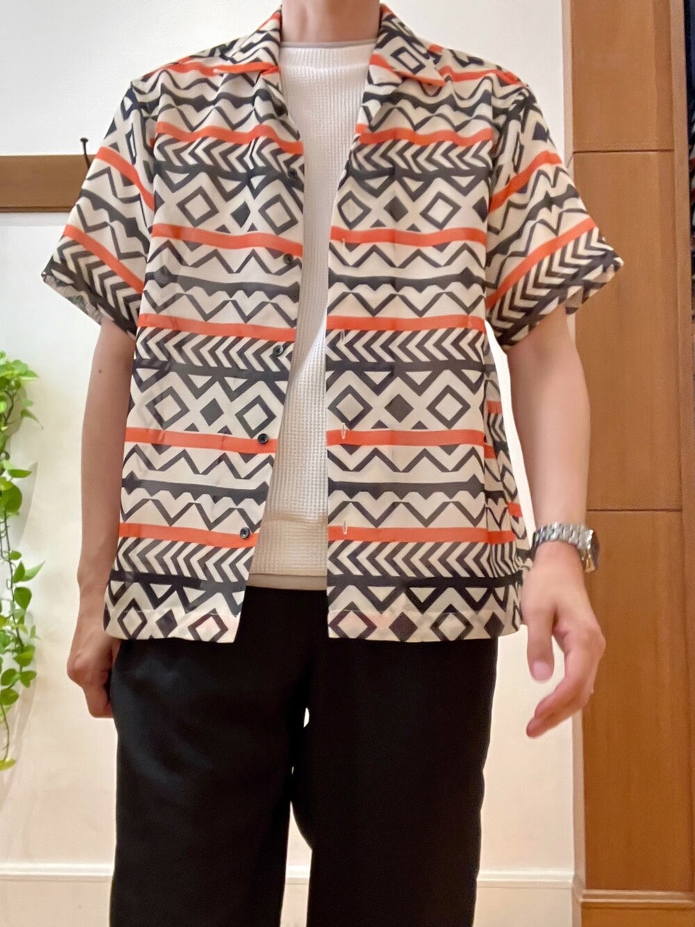 ブラック系のサンダル、ブラック系のその他パンツ、ホワイト系のTシャツ/カットソーを着用したメンズの夏コーディネートの7枚目の写真