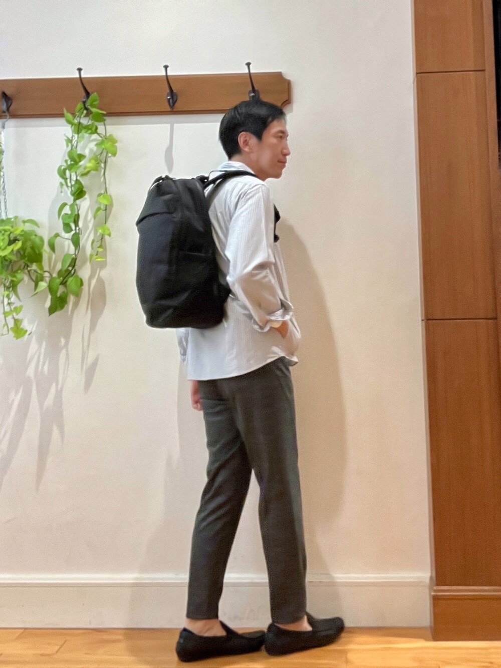 ブルー系のシャツ/ブラウス、グレー系のその他パンツ、ブラック系のバックパック/リュックを着用したメンズの秋コーディネートの6枚目の写真