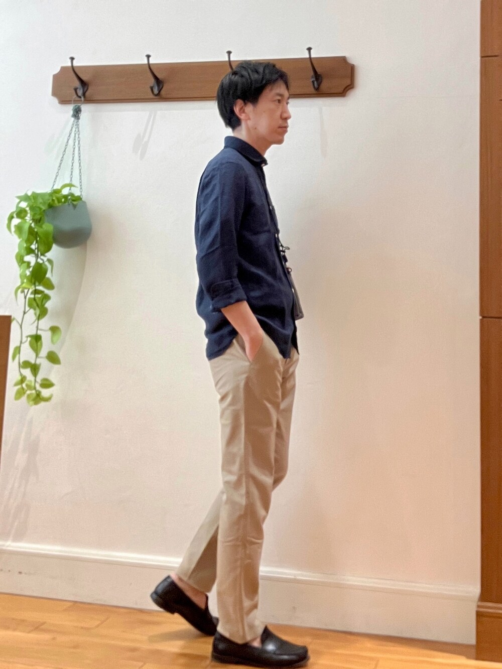 ブルー系のシャツ/ブラウス、ブルー系のショルダーバッグ、ベージュ系のその他パンツを着用したメンズの春コーディネートの7枚目の写真