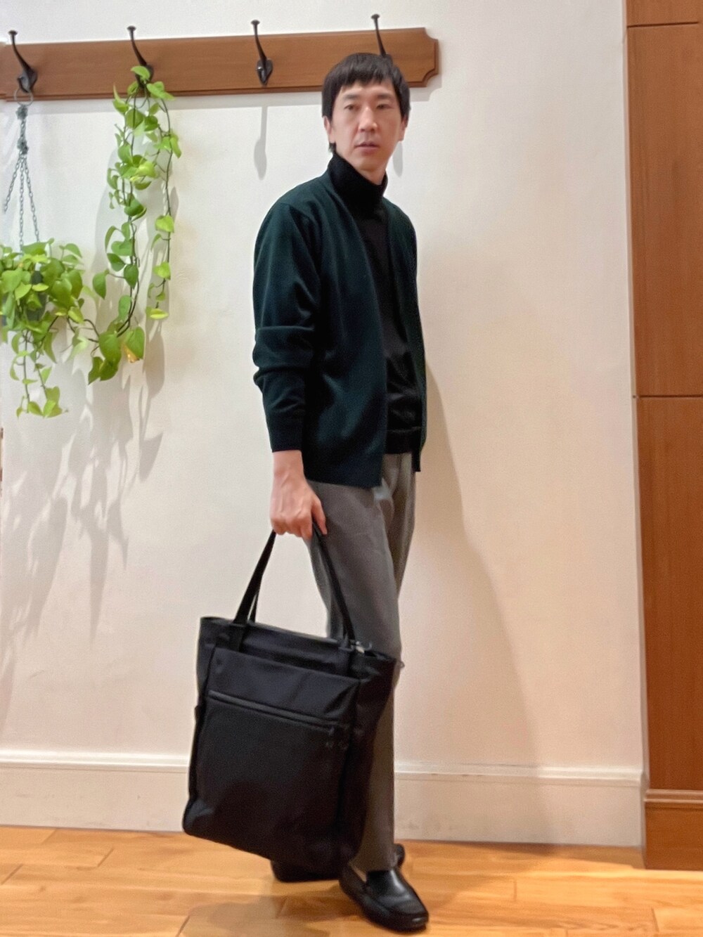 ブラック系のトートバッグ、グレー系のその他パンツ、ブラック系のTシャツ/カットソーを着用したメンズの秋コーディネートの7枚目の写真
