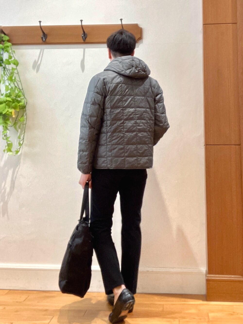 ブラック系のニット/セーター、グレー系のダウンジャケット/コート、ブラック系のその他パンツを着用したメンズの冬コーディネートの6枚目の写真
