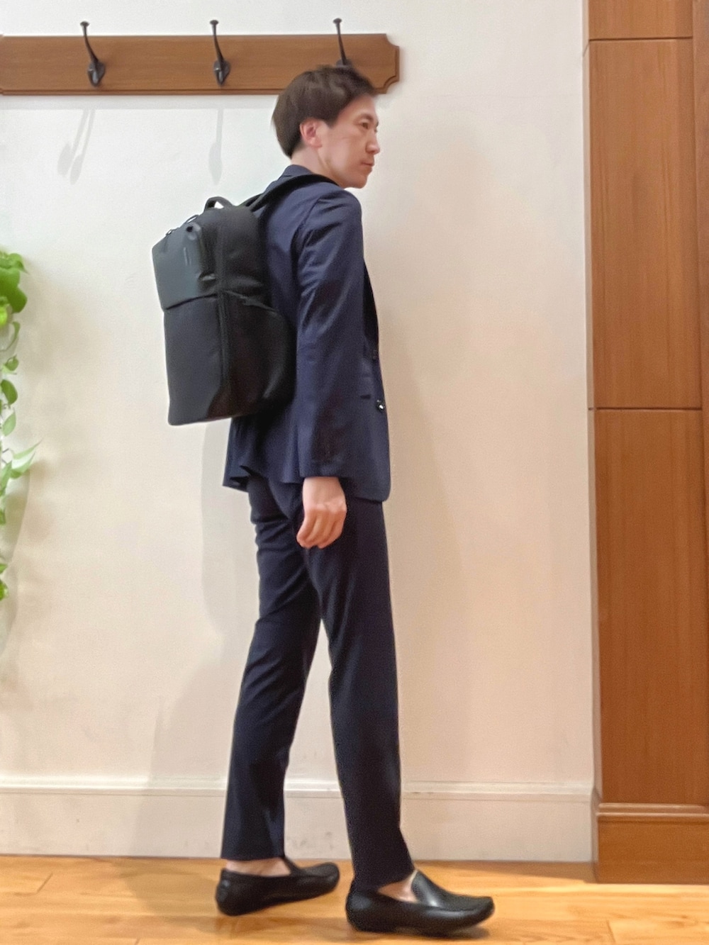 ブルー系のテーラードジャケット、ブルー系のその他パンツ、ブラック系のバックパック/リュックを着用したメンズの春コーディネートの6枚目の写真