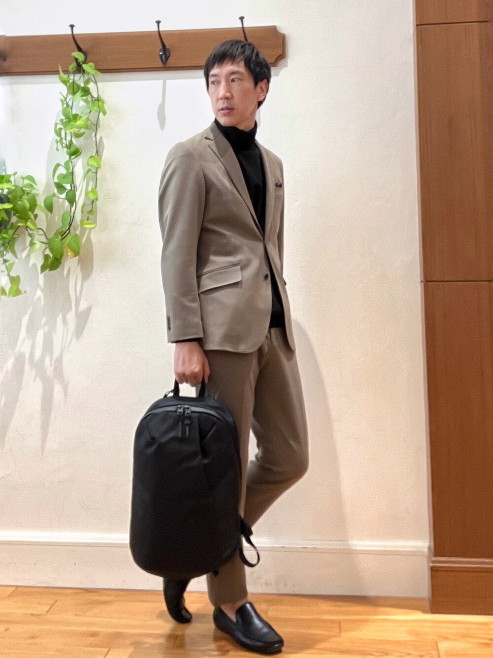 ブラウン系のその他パンツ、ブラウン系のテーラードジャケット、ブラック系のTシャツ/カットソーを着用したメンズの秋コーディネートの7枚目の写真