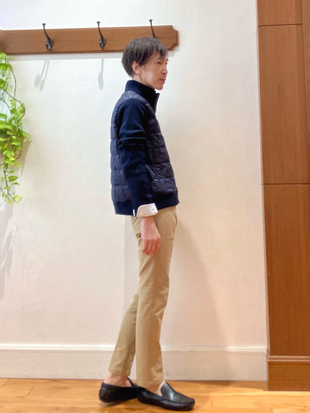 ブルー系のシャツ/ブラウス、ブルー系のブルゾン、ベージュ系のチノパンツを着用したメンズの秋コーディネートの6枚目の写真