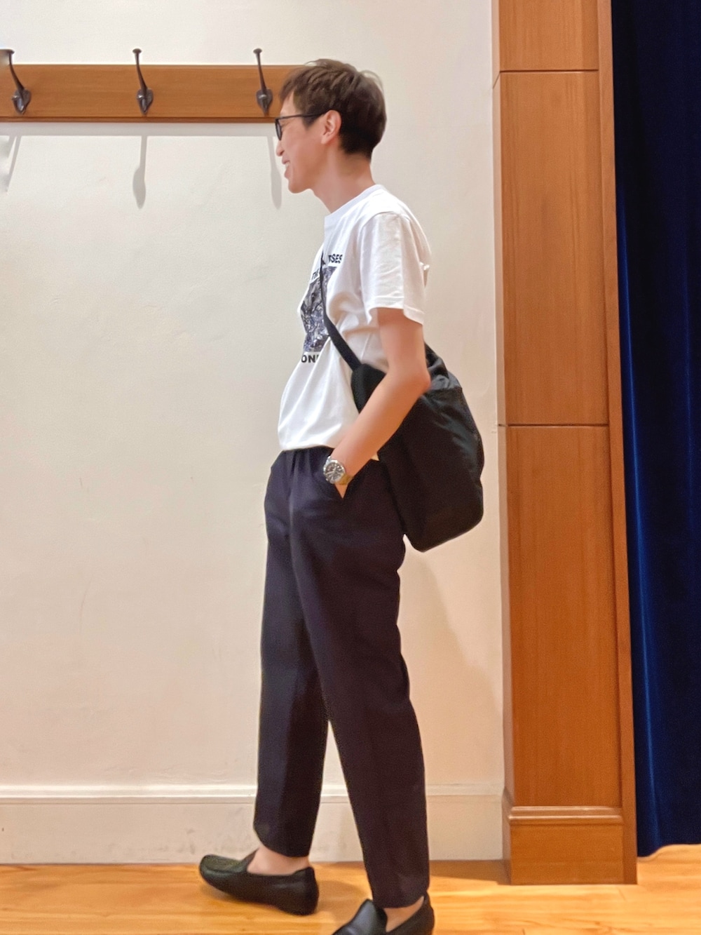 ホワイト系のTシャツ/カットソー、ブラック系のショルダーバッグ、グレー系のその他パンツを着用したメンズの夏コーディネートの3枚目の写真