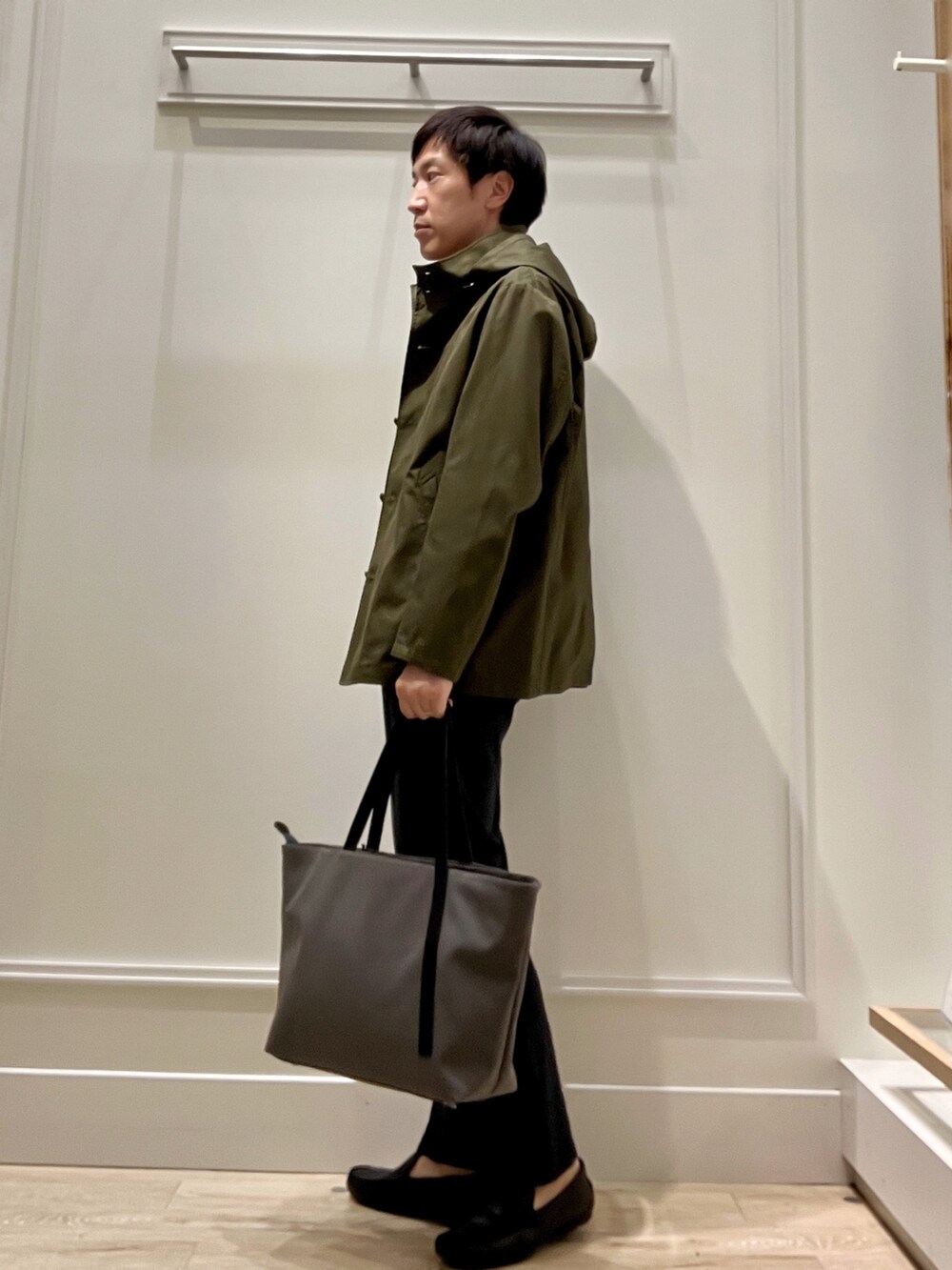 グリーン系のブルゾン、イエロー系のニット/セーター、ブルー系のその他パンツを着用したメンズの秋コーディネートの3枚目の写真