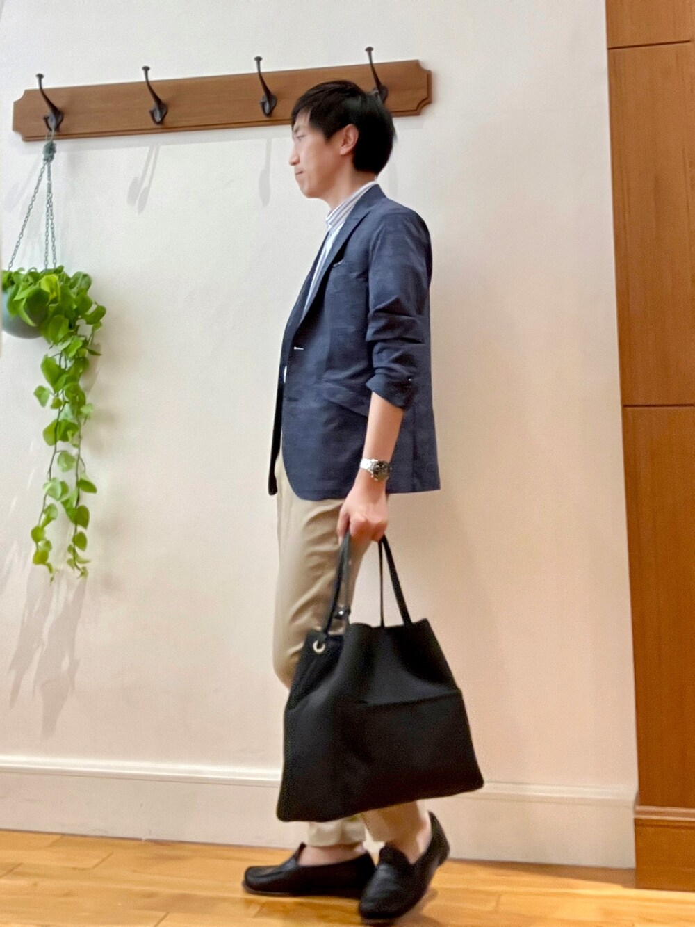 ブルー系のテーラードジャケット、ホワイト系のシャツ/ブラウス、ブラック系のトートバッグを着用したメンズの春コーディネートの4枚目の写真