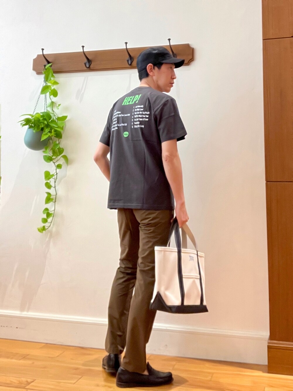 ブラック系のTシャツ/カットソー、ホワイト系のトートバッグ、ブラウン系のその他パンツを着用したメンズの春コーディネートの5枚目の写真