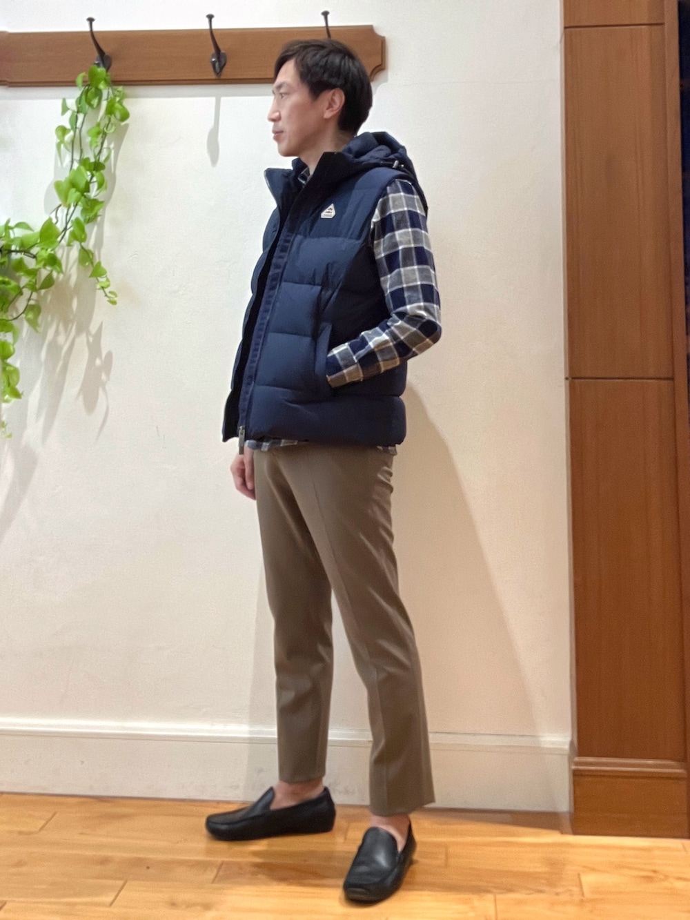 ブルー系のダウンベスト、ブルー系のシャツ/ブラウス、ブラウン系のその他パンツを着用したメンズの冬コーディネートの3枚目の写真