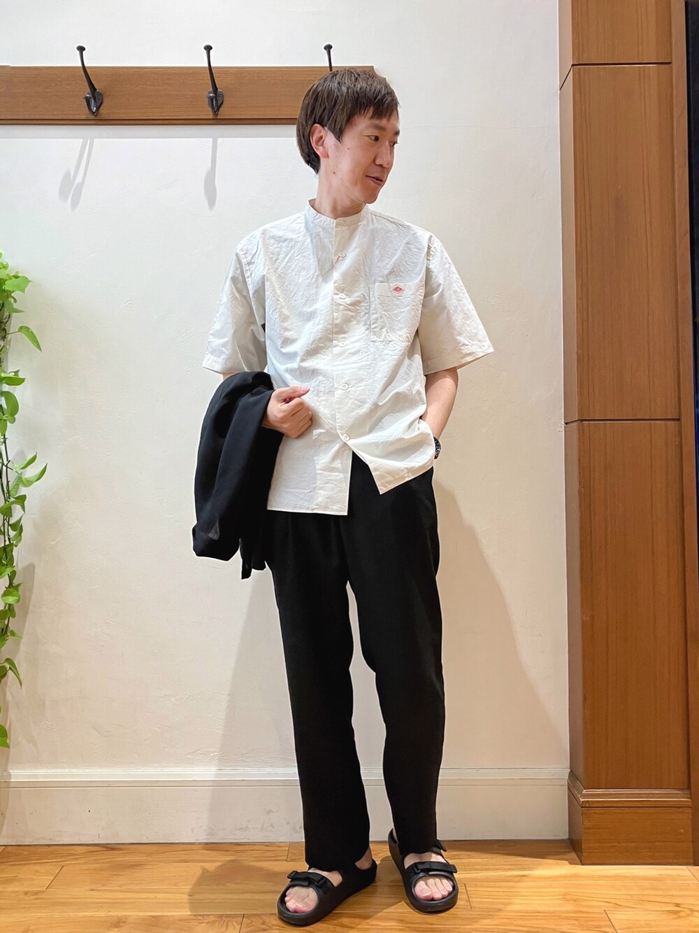 ブラック系のシャツ/ブラウス、ホワイト系のシャツ/ブラウス、ブラック系のその他パンツを着用したメンズの春コーディネートの6枚目の写真